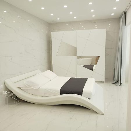 Elegant Basement Suite Орозеи Экстерьер фото