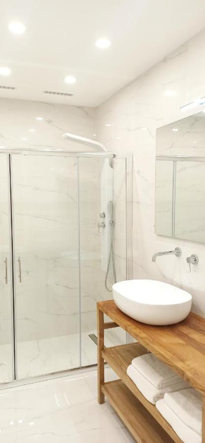 Elegant Basement Suite Орозеи Экстерьер фото