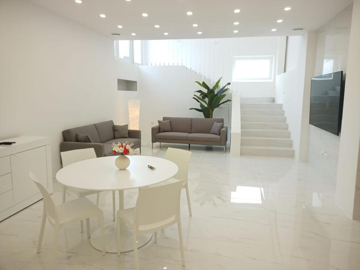 Elegant Basement Suite Орозеи Экстерьер фото