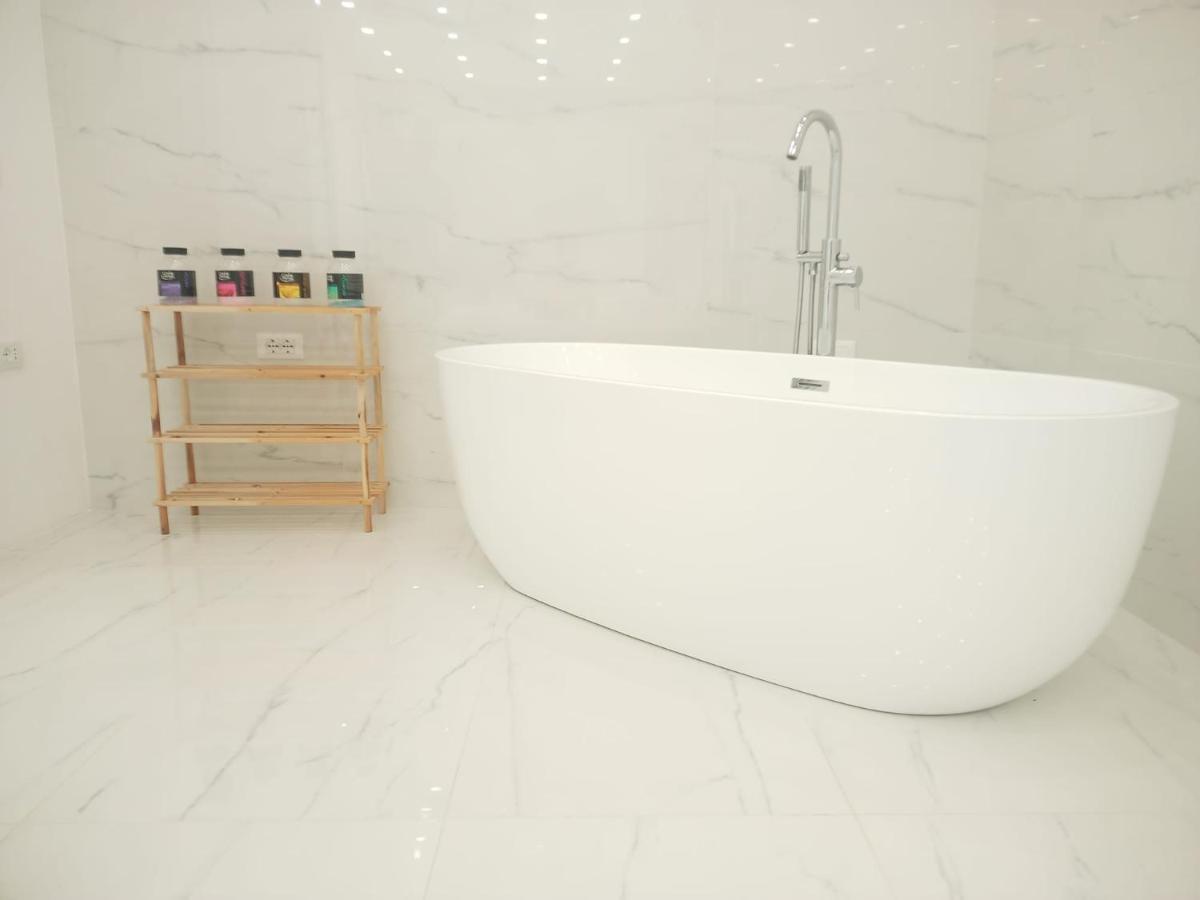 Elegant Basement Suite Орозеи Экстерьер фото